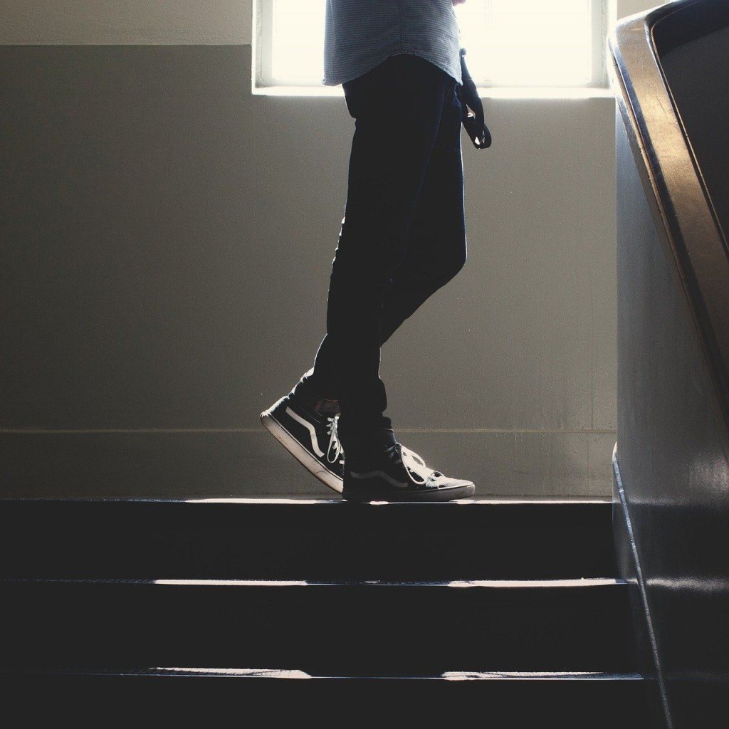 alte Treppe mit Person